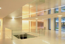 Lobby with ceiling mirror