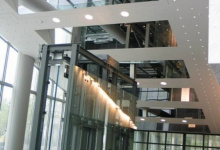 Shop with mirror ceiling