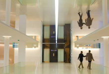 Hotel with mirror ceiling